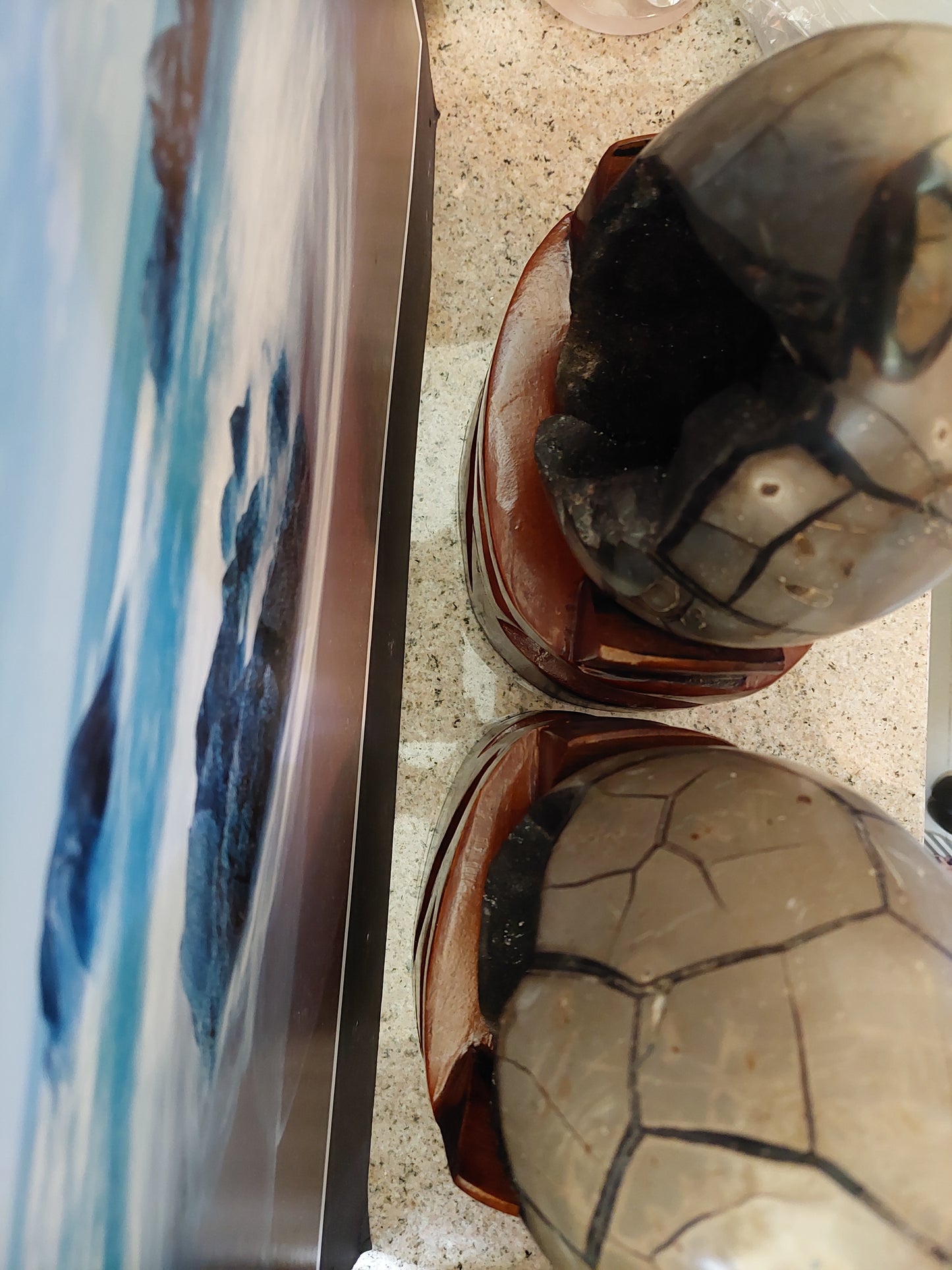 自然高品質は非常にまれであり、元の鉱石はカメの卵と水晶の洞窟のペアです。