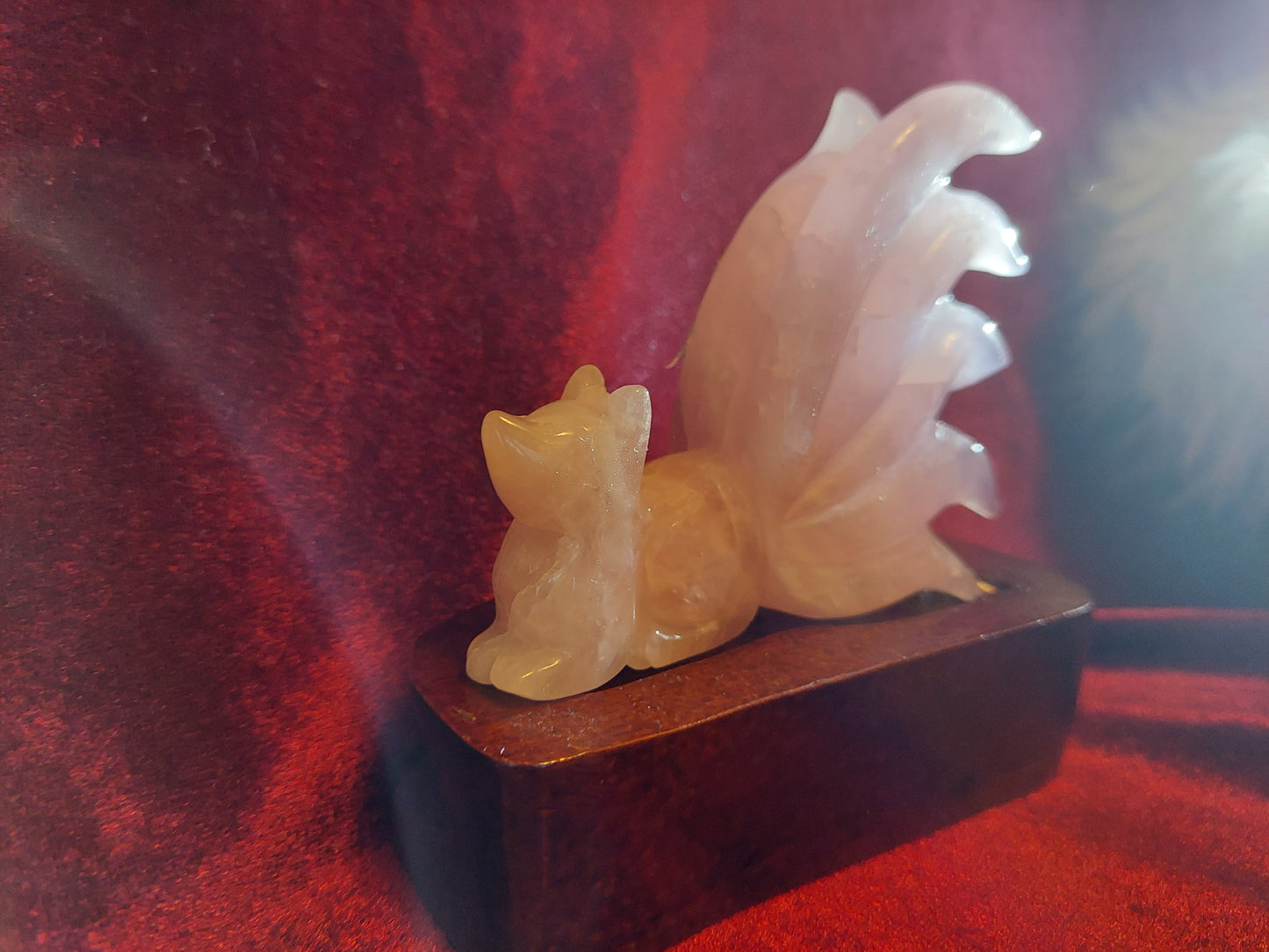 上質な天然ローズクォーツ 九尾の狐彫り（木台無料）彫刻置物