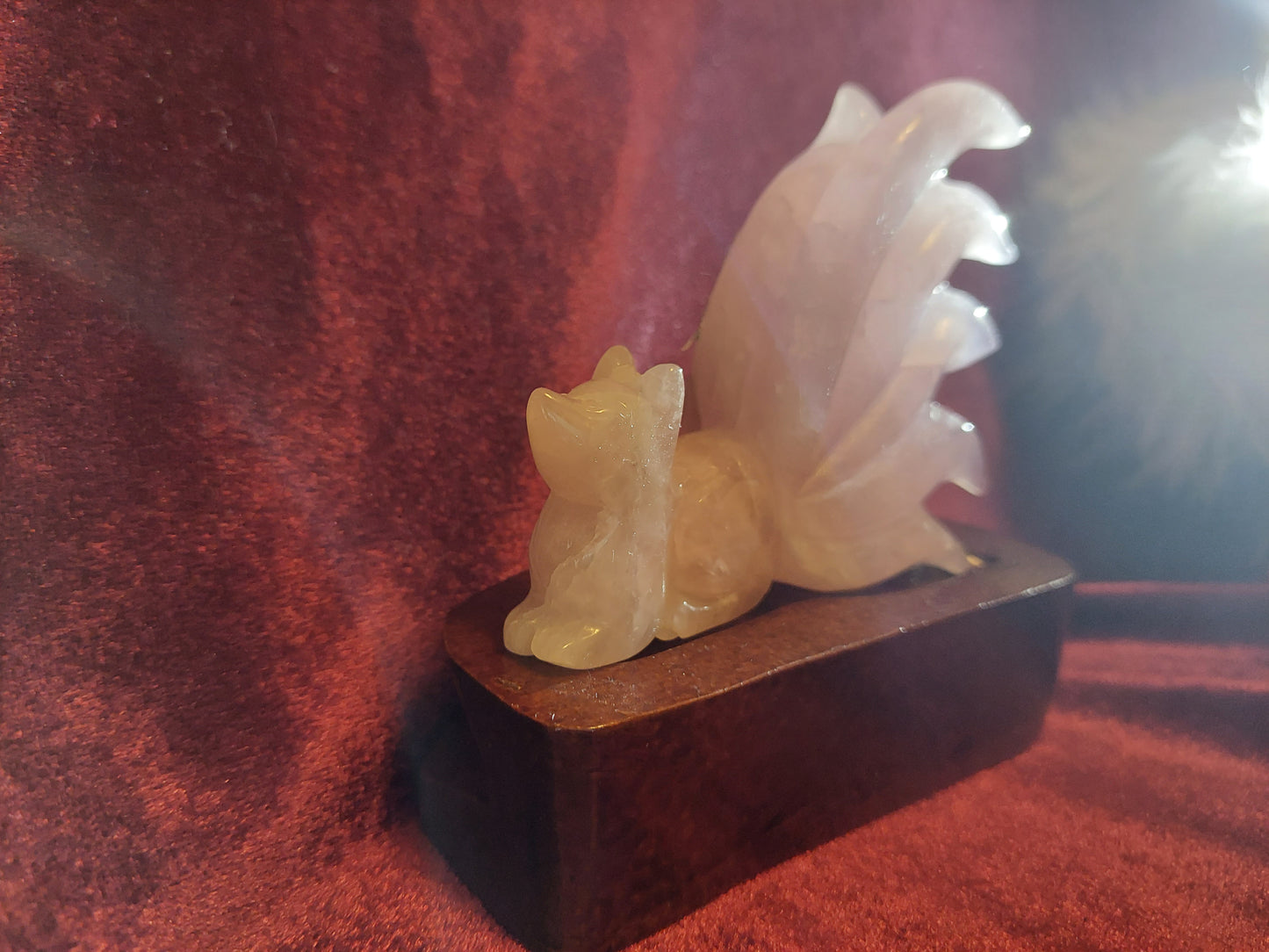 上質な天然ローズクォーツ 九尾の狐彫り（木台無料）彫刻置物