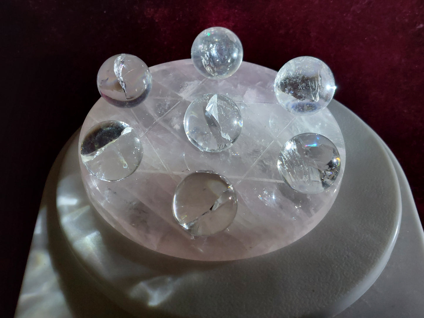 天然ピンクの水晶七星の版が付いている天然白いの水晶球の七星の配列