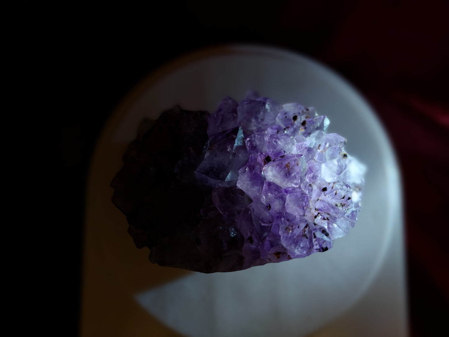 超かわいい、未加工石造りの鉱石、紫色のチタニウム、ハリネズミの装飾